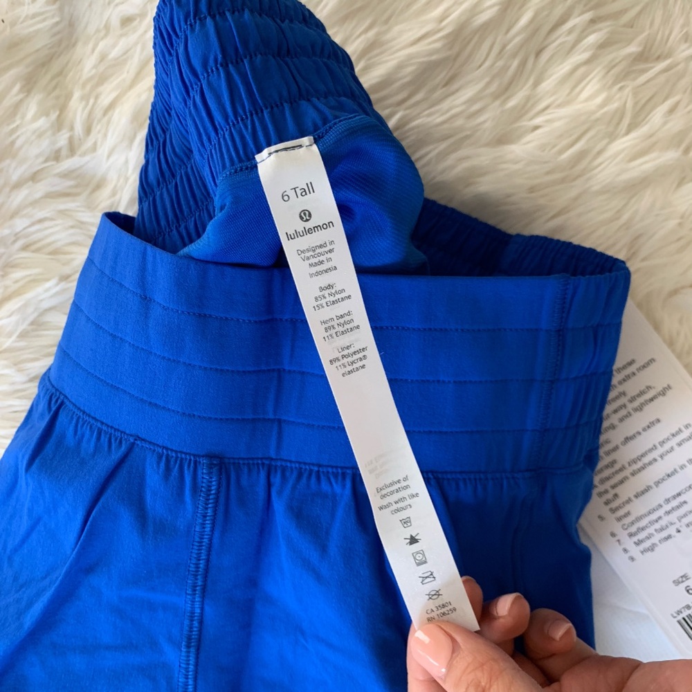 ❌SOLD❌Lululemon HOTTY HOT SHORT 4" high rise - Picture 3 of 4